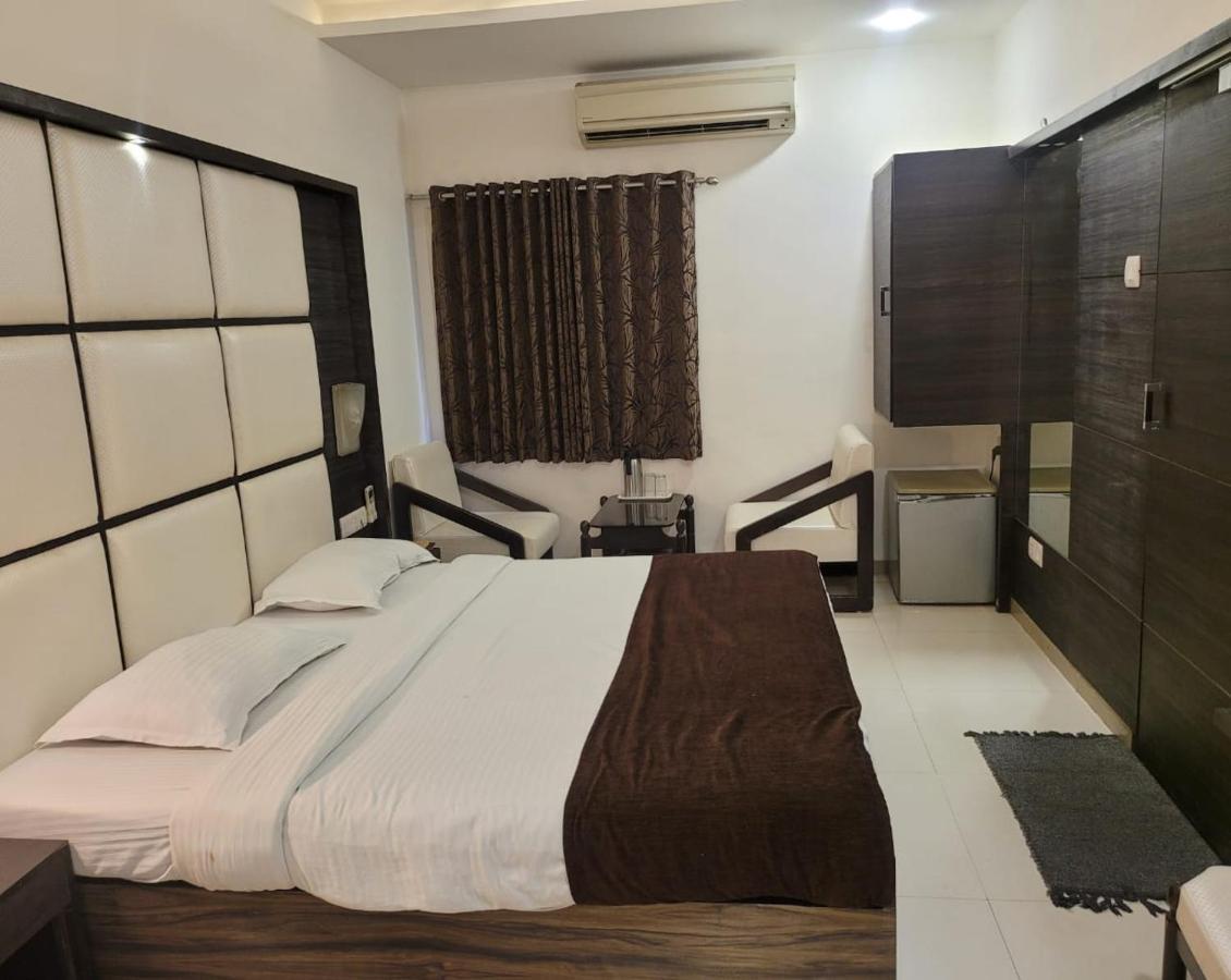 Golden Plaza Hotell Ahmedabad Exteriör bild