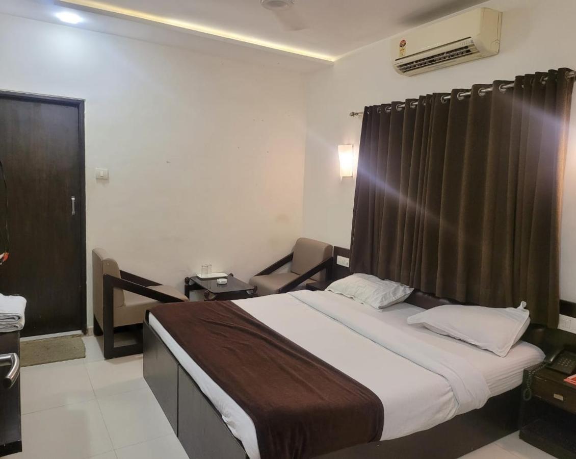 Golden Plaza Hotell Ahmedabad Exteriör bild