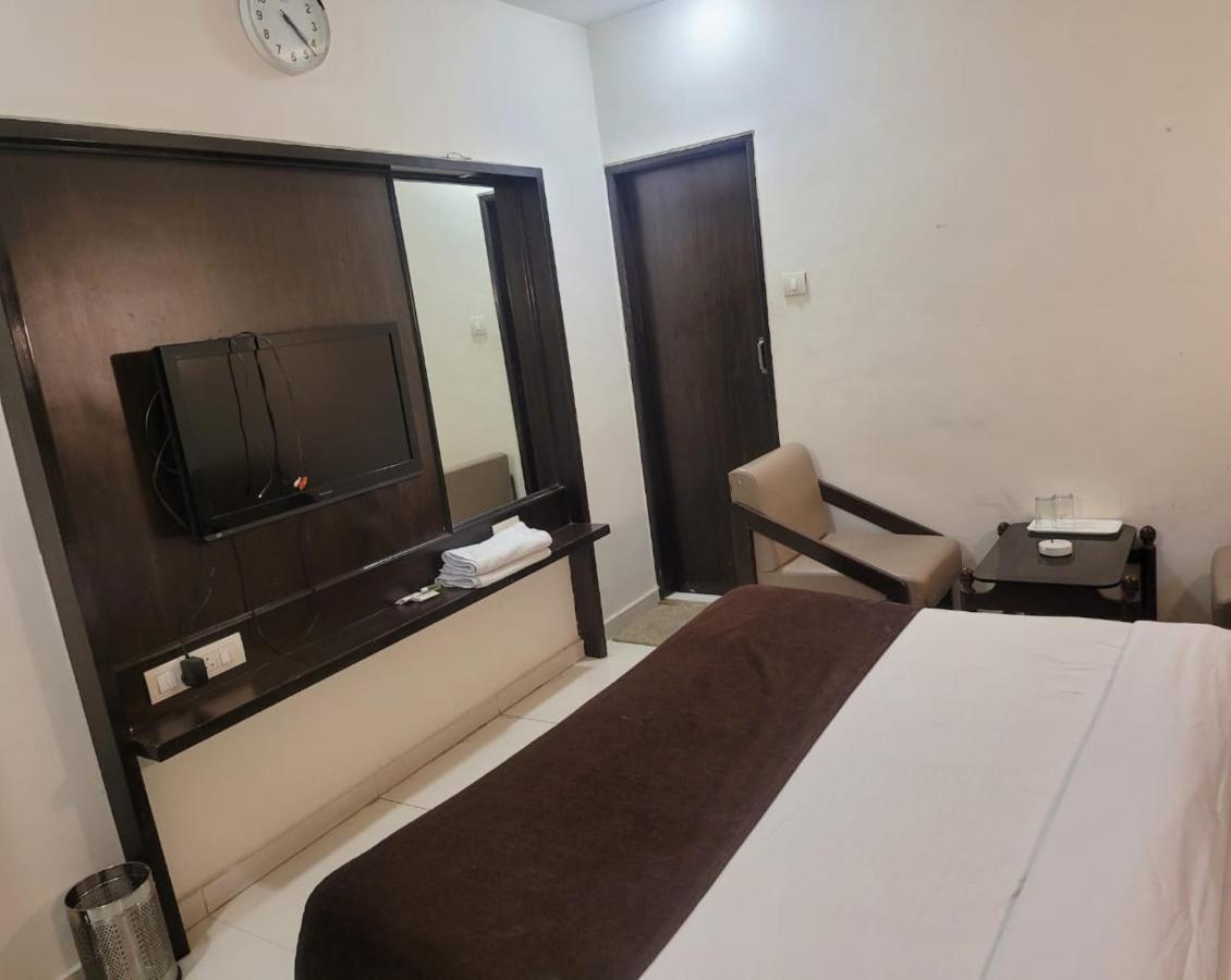 Golden Plaza Hotell Ahmedabad Exteriör bild