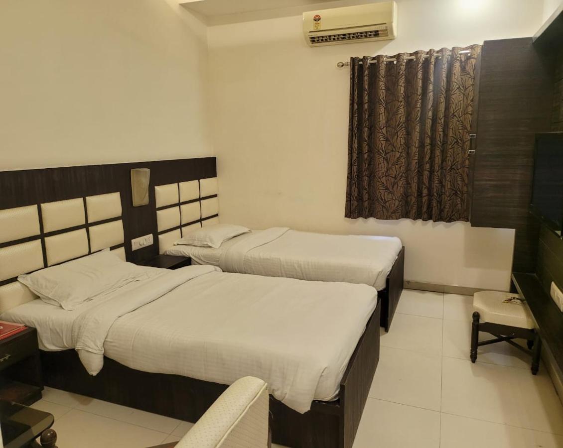 Golden Plaza Hotell Ahmedabad Exteriör bild