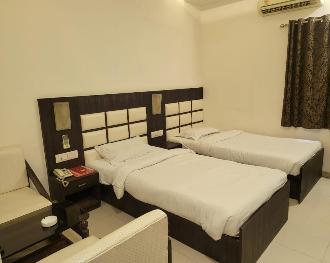 Golden Plaza Hotell Ahmedabad Exteriör bild