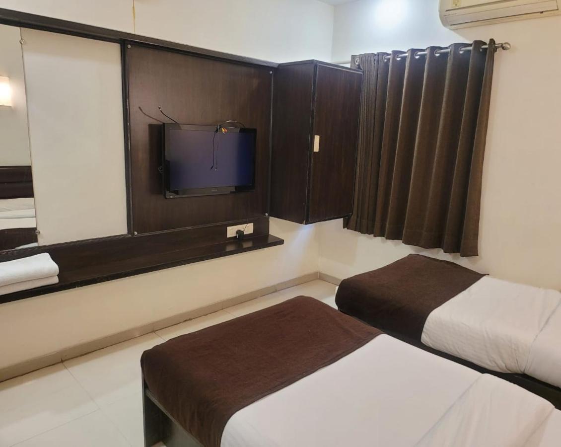 Golden Plaza Hotell Ahmedabad Exteriör bild