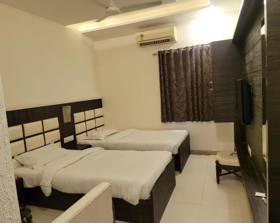 Golden Plaza Hotell Ahmedabad Exteriör bild