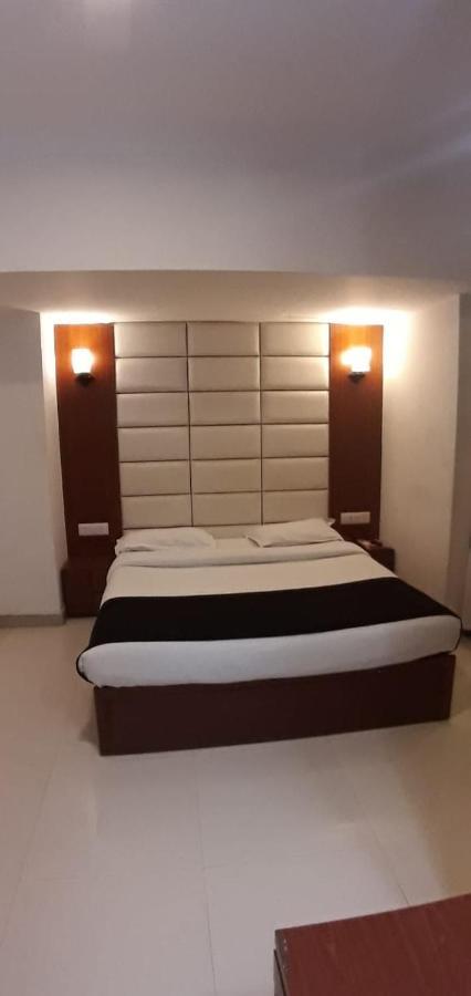 Golden Plaza Hotell Ahmedabad Exteriör bild