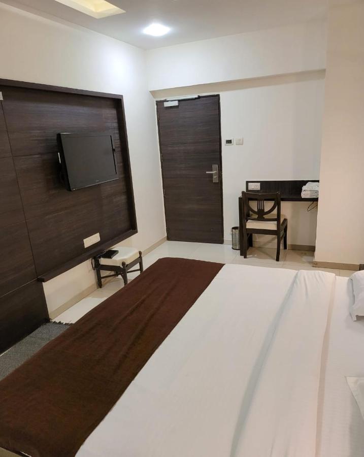 Golden Plaza Hotell Ahmedabad Exteriör bild