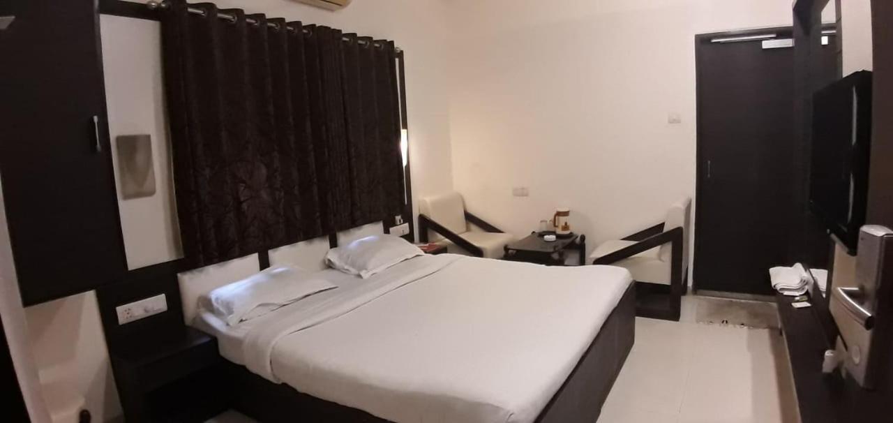 Golden Plaza Hotell Ahmedabad Exteriör bild