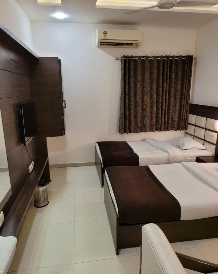 Golden Plaza Hotell Ahmedabad Exteriör bild
