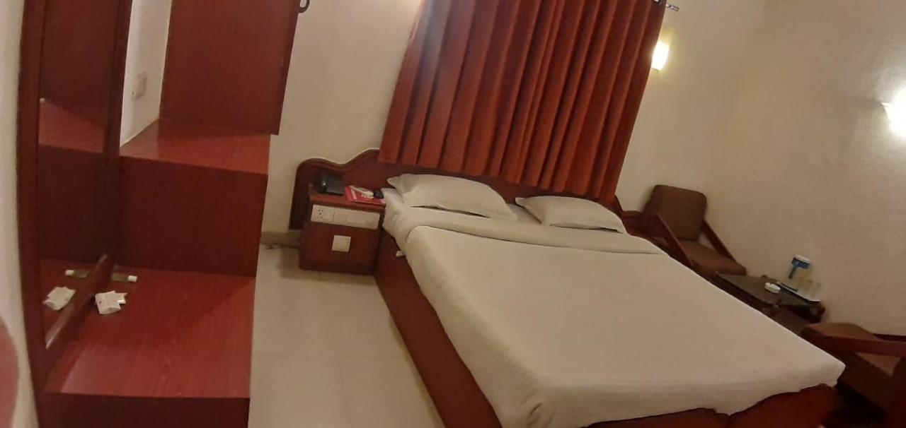 Golden Plaza Hotell Ahmedabad Exteriör bild