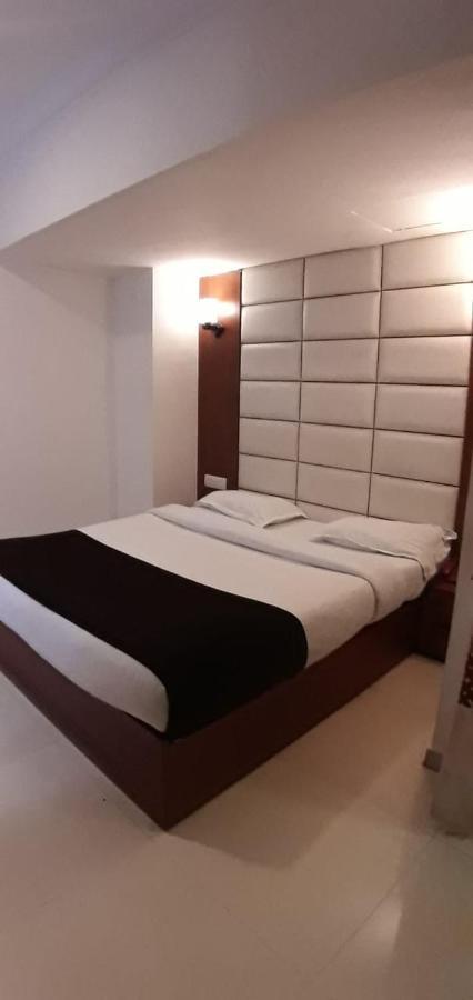 Golden Plaza Hotell Ahmedabad Exteriör bild