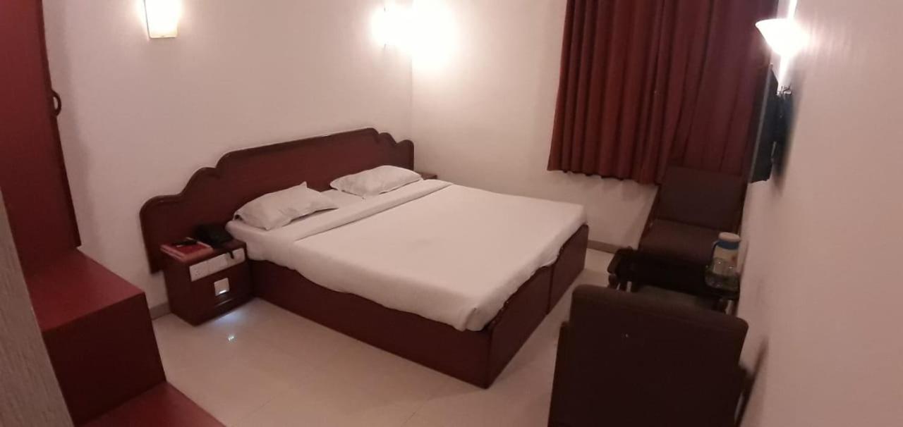 Golden Plaza Hotell Ahmedabad Exteriör bild