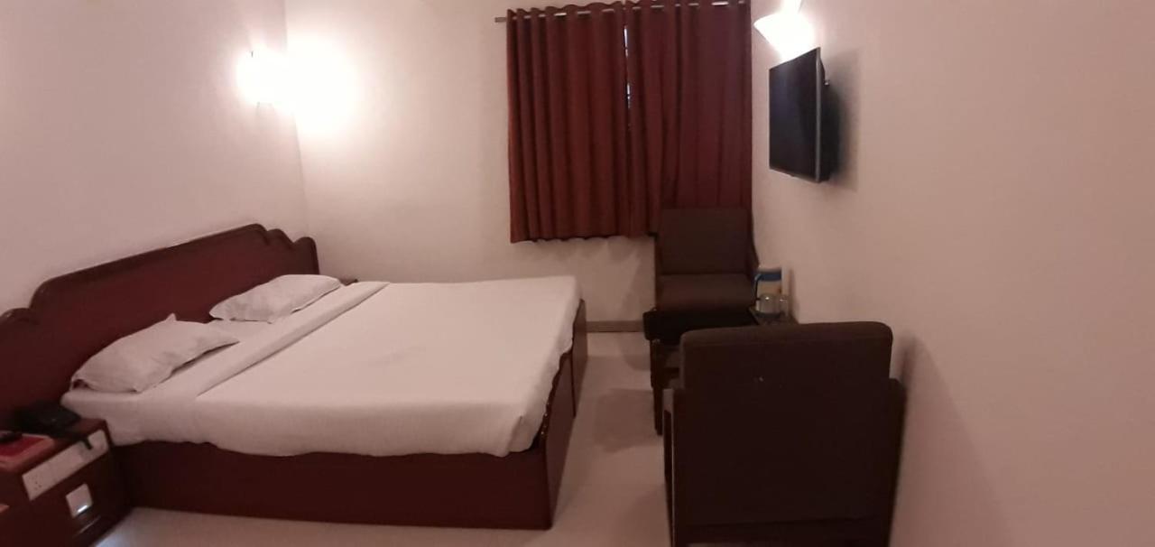 Golden Plaza Hotell Ahmedabad Exteriör bild