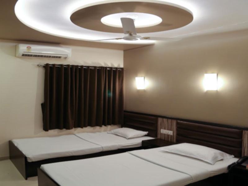 Golden Plaza Hotell Ahmedabad Exteriör bild